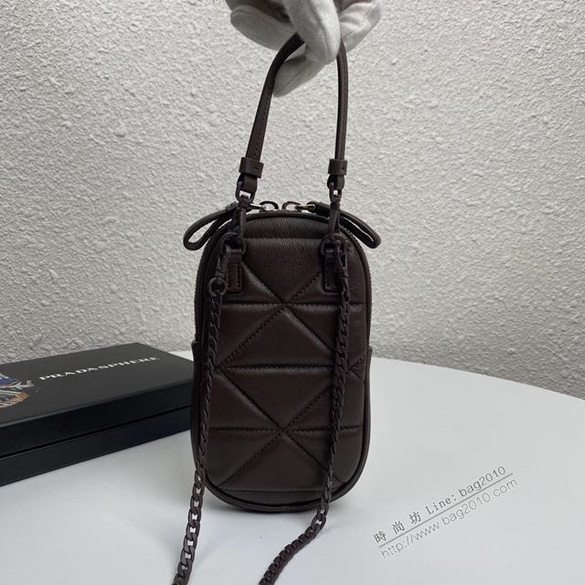 prada女包 普拉達專櫃新款斜挎包 1DH030 Prada巧克力色手機包  pyd2225